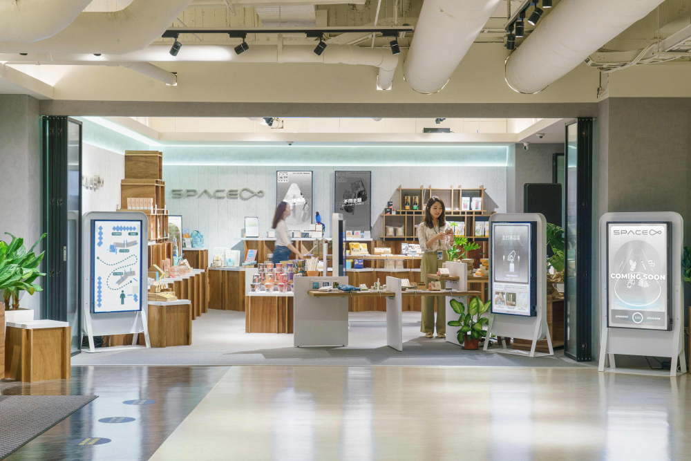 友達打造永續選物商店，展示社企及社創商品，結合創利空間所開發的智慧零售系統，整合多元產品資訊，讓無人商店扮演公益行動的推手