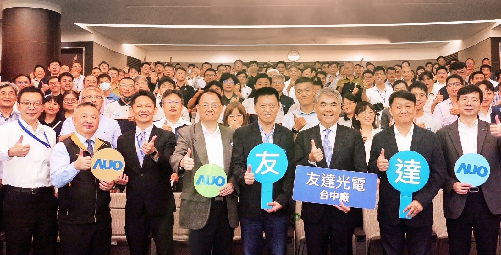 友達以太陽能解決方案領航者，跨足建築領域，4日在台中廠區舉辦「光電建築一體化研討會」，邀請產業先驅共同推動綠化，打造新一代智慧綠建築。