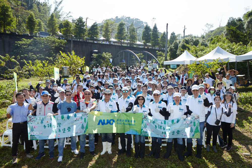 友達永續基金會集結超過200位志工，攜手移除外來入侵種小花蔓澤蘭，守護霄裡溪生物多樣性