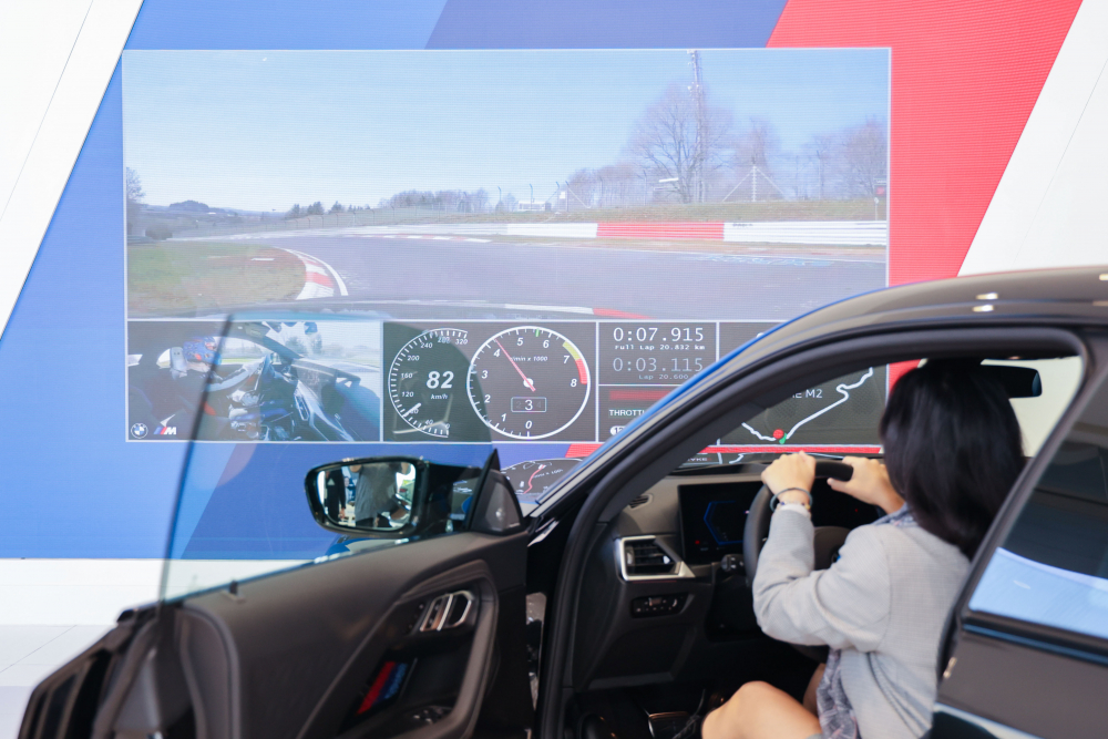 顧客按下虛擬Engine Start按鈕，啟動預選車款的引擎聲浪，螢幕同時呈現德國紐柏林賽道的試駕畫面，坐進車內一秒化身駕駛員馳騁奔騰