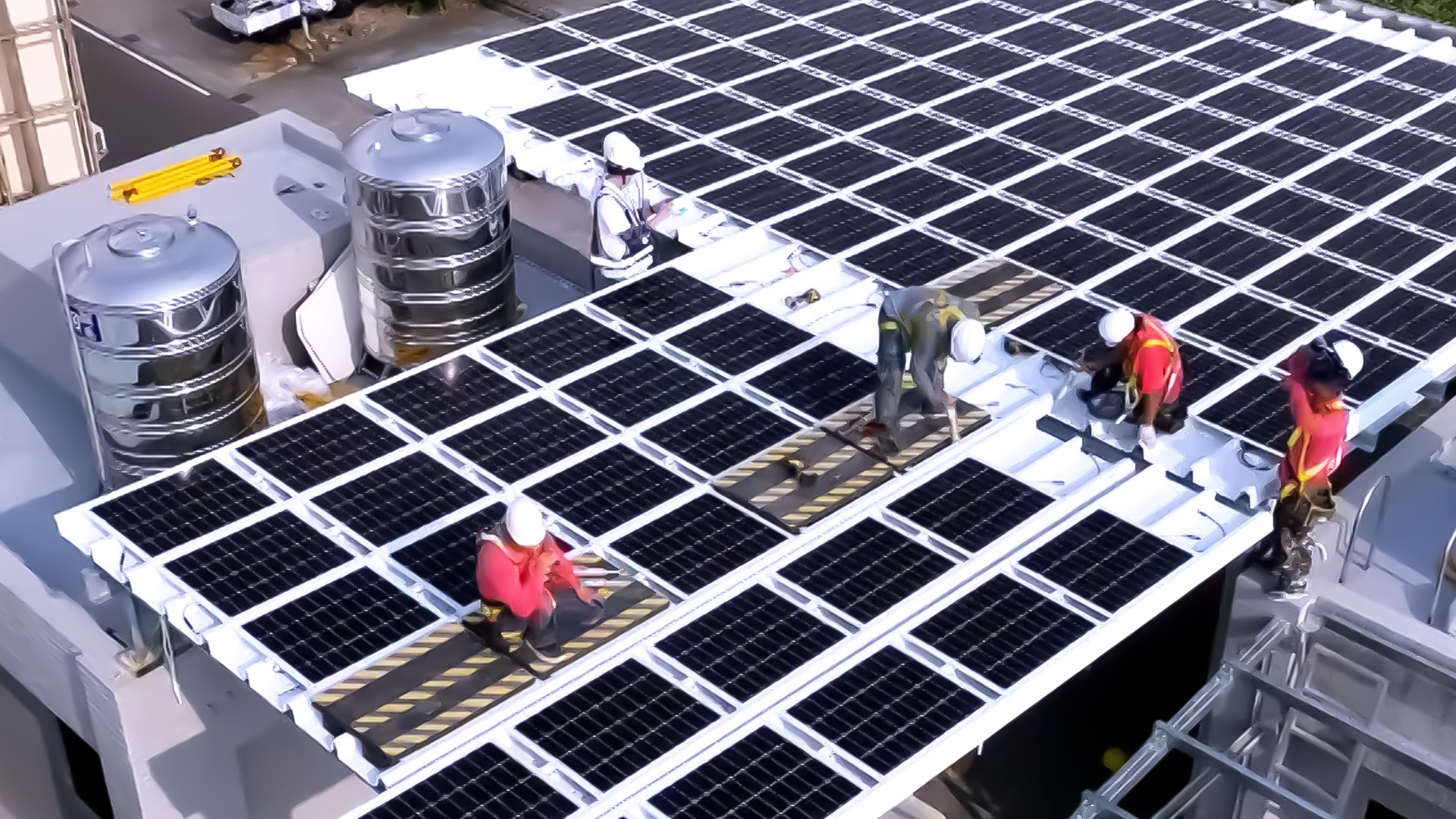 友達著力於替代能源之技術研發，如光電浪板的相關製程、設備與產品，其中所開發之光電整合型浪板，減少傳統金屬支架安裝，更提升耐候度，可廣泛運用於多元場域，並輔助建築達到淨零碳排目標