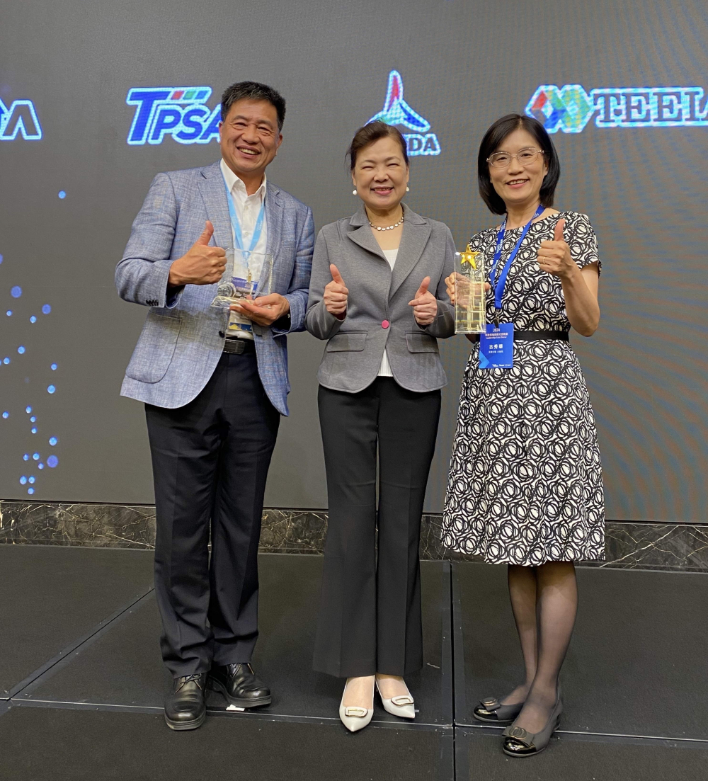 友達致力推動永續發展，於Touch Taiwan2024以3R策略貫穿Display、ESG展位實現綠色展覽目標之成果，Display展位獲綠色裝潢設計鑽質獎最高榮譽，ESG同獲金質獎殊榮。由經濟部長王美花（中）親自頒予友達光電董事長彭双浪（左）、友達光電永續長古秀華（右）