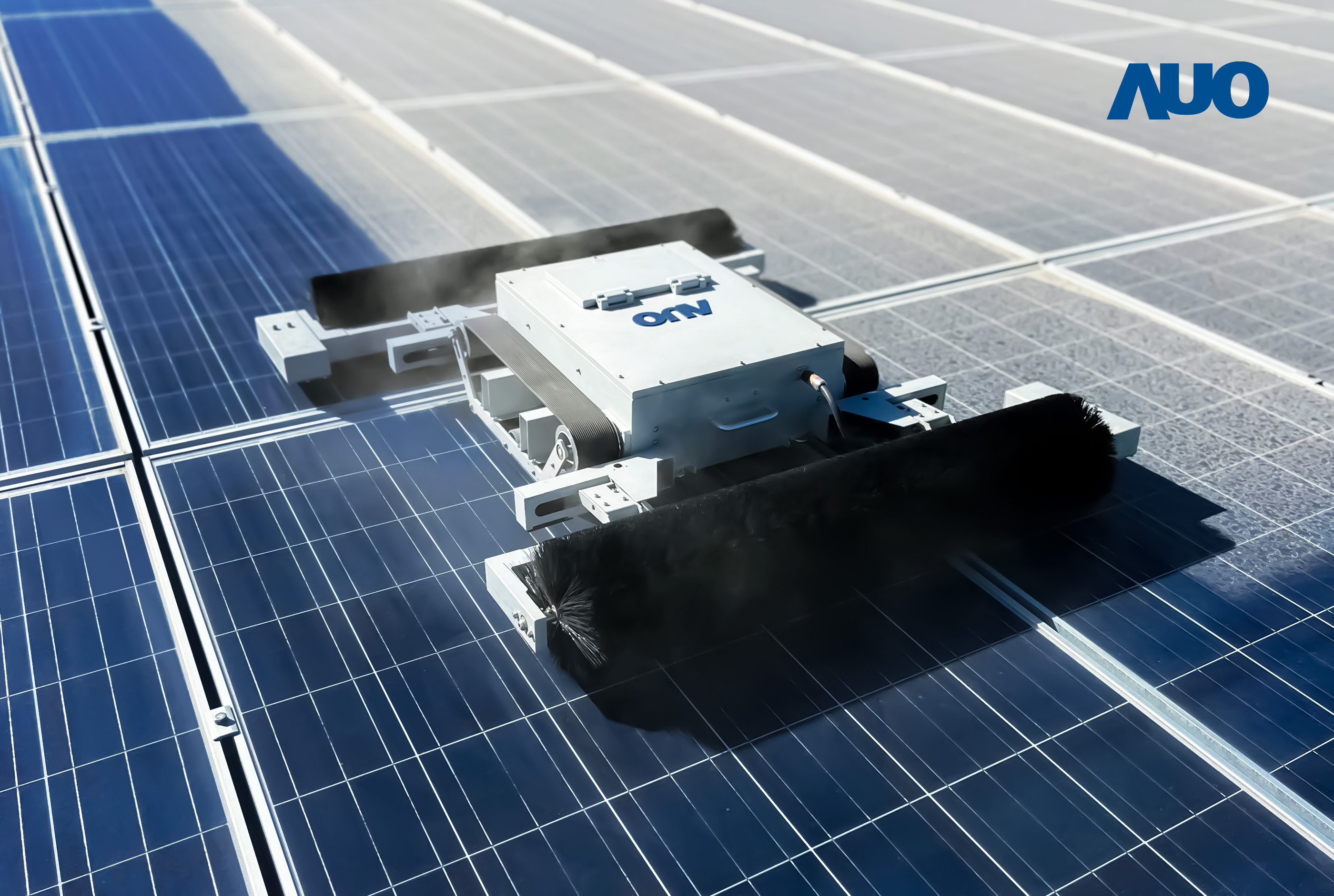 友達「太陽能模組清潔機器人SunCleanBots」，具輕量化、智慧化與高效率優勢，搭載全自動導航清潔模式，已應用於多個太陽能電廠場域，大幅提升太陽能模組使用壽命與效能並降低人力成本，獲台灣精品銀質獎