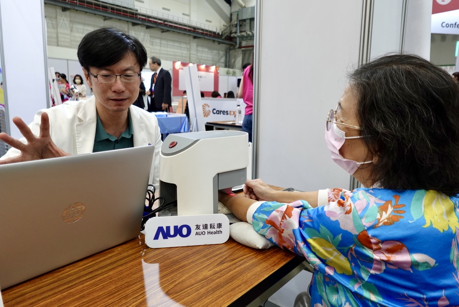 友達耘康與台北市中醫師公會於「2025台北國際照顧博覽會」攜手合作，提供參訪民眾中醫數位化檢測體驗與健康諮詢