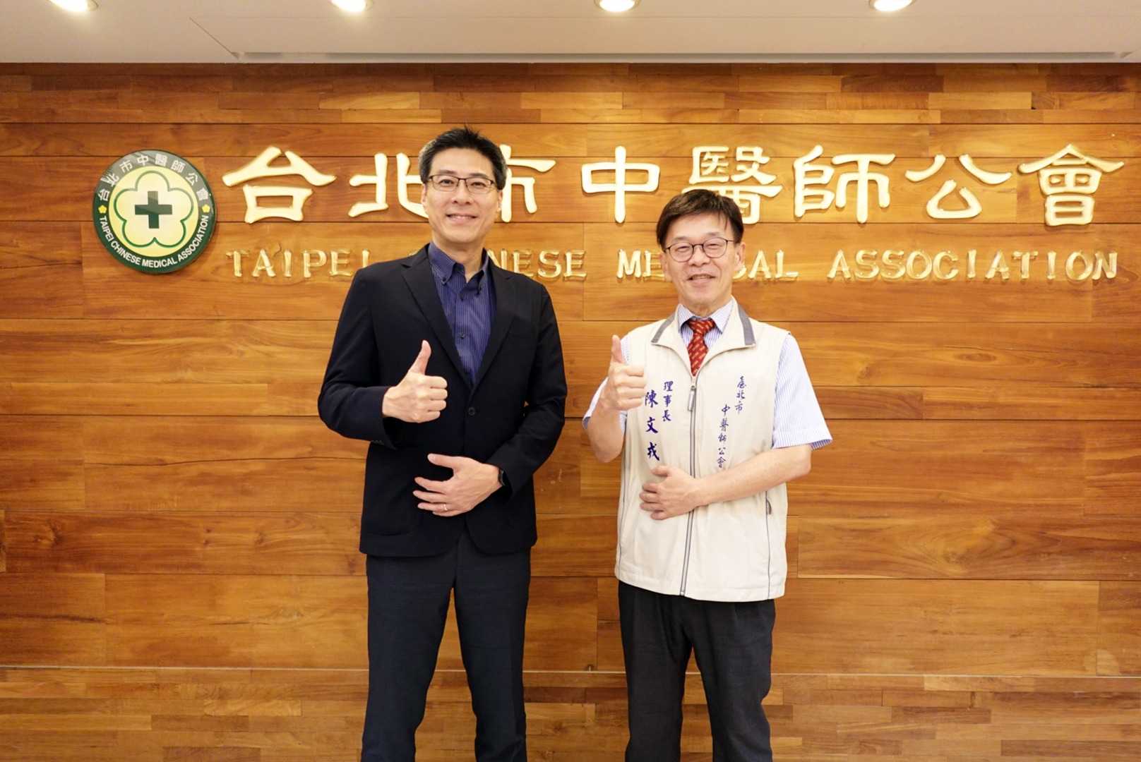 友達耘康積極推動中醫數位化，以創新技術與研發能量串連各界專家，共同建構智慧中醫生態圈；圖為友達耘康廖世宏董事長（左）與台北市中醫師公會陳文戎理事長（右）