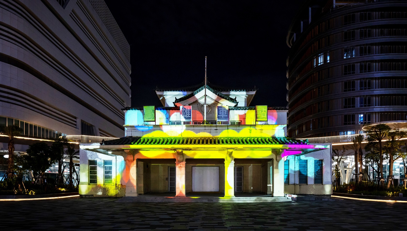 「映回憶」這項建築光雕作品展演高雄車站老站體回歸歷程，創利空間協助設計團隊精準呈現建築線條與歷史意象，並納入交通安全考量而調整光影呈現，展現整合技術與空間敏感度